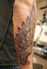 Tatuaggio di ali fresche sul braccio