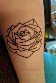 Simpleng itim na linya ng linya na rosas na tattoo sa braso