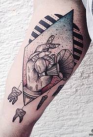 Patrón de tatuaje pintado xeométrico fonógrafo de cantante de brazo grande