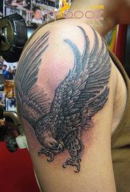 Nagyon légköri sas tetoválás a férfi karján