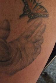 Leptir u boji leptira i sivi uzorak tetovaža ruku