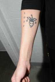 Justin Bieber figura e tatuazhit për klloun me dorën e djathtë