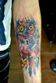 手臂上的水彩貓頭鷹紋身圖案