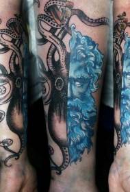 Rameno polovice chobotnice polovice Poseidon kombinované s farebnými tetovacími vzormi