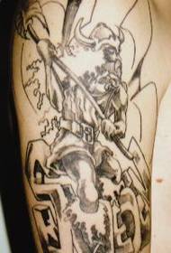 腕の黒と白のバイキング戦士のタトゥーパターン