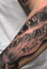 Вооружите очень реалистичную гитару с рисунком тату в виде буквы руки