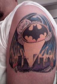 Modello del tatuaggio dipinto pipistrello del grande braccio alla città di notte