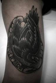 黑色和白色刺小烏鴉與字母臂紋身圖案