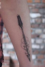 Modello di tatuaggio a forma di tatuaggio con punta geometrica a forma di freccia a braccio piccolo