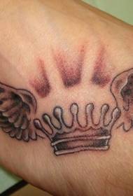皇冠和翅膀的個性紋身圖案