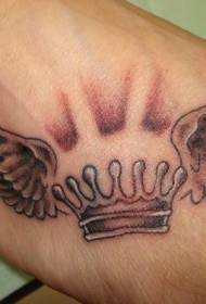 Modello tatuaggio personalità corona e ali