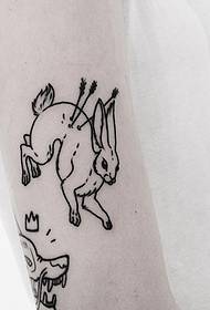 Rabbit me krahë të vegjël dhe linja të thjeshta të freskëta në modelin e tatuazheve me shigjeta