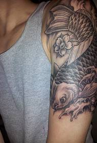 een zwart-witte inktvis-tatoeage op de arm