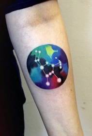Tatuaggio simbolo costellazione colorata sul braccio