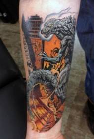 Yanan şehir dövme deseni ile çizgi roman tarzı renkli kötü Godzilla kol