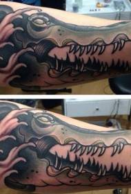 Armfarget tatoveringsmønster i krokodillehode i tegneseriestil