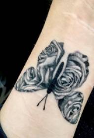Arm tattoo op swart en wit grys styl tatoeëring tatoeëermerk vlinder tatoeëermerk tattoo materiaal blom tattoo foto