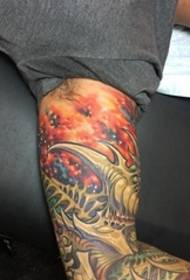 Bonic tatuatge biomecànic al braç flor de la mà dreta