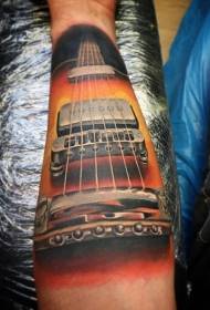 Fermoso patrón de tatuaje de brazo de guitarra en cor realista