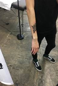 Изврсна слика црне руже за тетоважу на десној подлактици