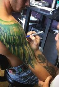 Bellissimo modello di tatuaggio personalizzato con ali verdi