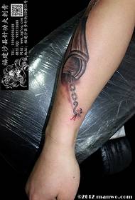 Mažos rankos apsaugos tatuiruotė - karstas