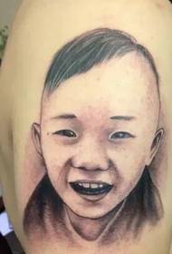 Stor arm porträtt tatuering mönster