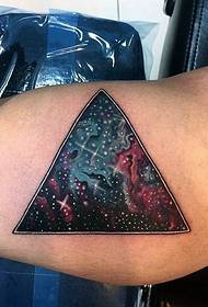 Patrón de tatuaje de triángulo estrellado de brazo