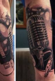 Brazo micrófono branco e negro con tatuaxe de guitarra eléctrica