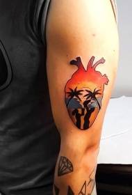 Kształt serca w kolorze ramienia z wzorem tatuażu rodzinnego