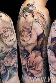 Тетовист уметник Луси ремек-дело за тетоважа на рацете