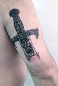 Vackert svartvitt svärd piercingarm tatuering mönster