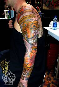Убава тетоважа со цветни рака