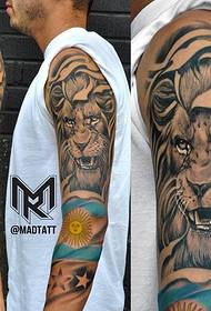 欣賞大手臂上強大的獅子紋身圖案