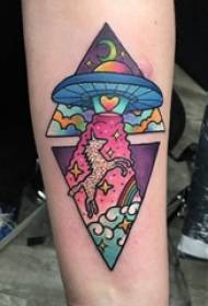 Tecnica del tatuaggio dipinta sul modello di tatuaggio del braccio, del sole e della luna e immagine del tatuaggio di unicorno