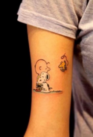 Modèle de tatouage de dessin animé très mignon Snoopy avec bras