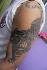 Modèle de tatouage tigre en descente de bras noir