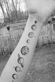 Tatuaggio braccio su bianco e nero stile grigio tatuaggio puntura elemento geometrico tatuaggio piccolo pianeta tatuaggio immagine