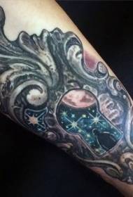 腕の華やかなロック星空と少年のタトゥーパターン