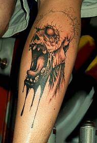 Siaubo zombio tatuiruotės modelis ant rankos