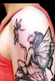 Modello tatuaggio elfo sul braccio