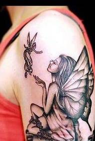 Patrón de tatuaje de duende en el brazo