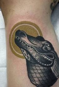 Tatuaje de cabeza de crocodilo en branco e negro na antiga escola