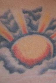 구름 문신 패턴에서 색된 빛나는 태양