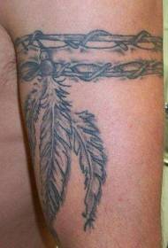Pola tato armband bulu hitam dan putih di lengan