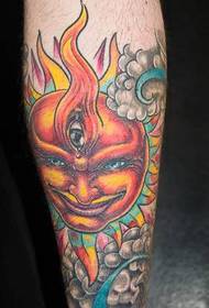 Immagine del tatuaggio del sole di colore del braccio