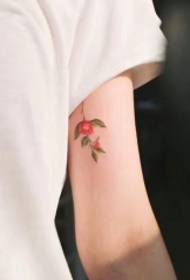 Rankos viduje paslėptas mažas gėlių tatuiruotės raštas