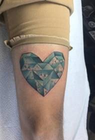 Brazo colorido elementos geométricos tatuaje en forma de corazón pareja tatuaje fotos favoritas