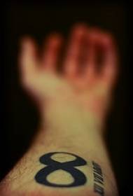 Simbol infinity besar pola tato hitam di lengan