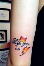 Kızın kolu İngilizce ve akçaağaç yaprağı güzel dövme deseni